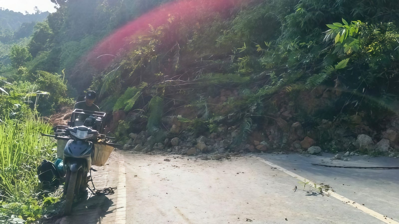 Tanah Longsor Tutup Jalan Bypass Banjarbaru-Batulicin, Kalsel: Kendaraan Tertahan Total