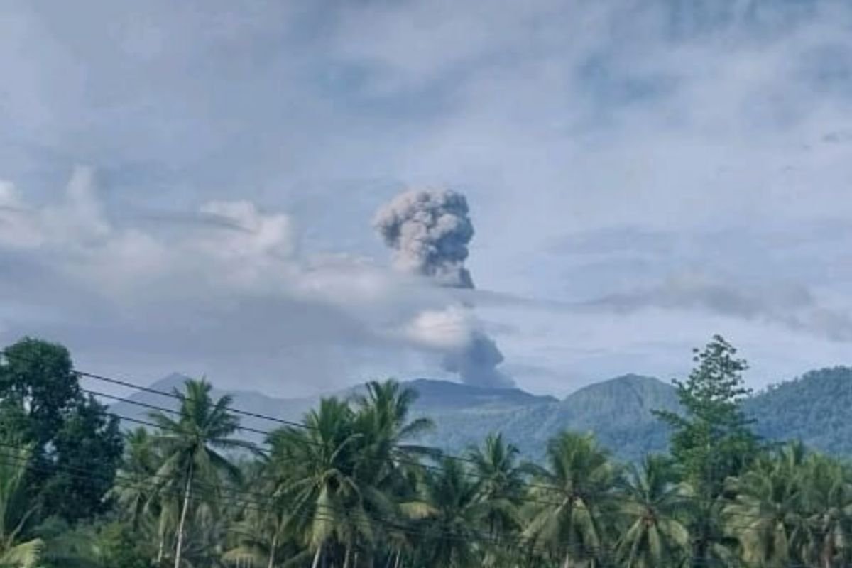 Aktivitas Gunung Dukono Masih Terkendali Meski Keluarkan Asap Putih Kelabu Tebal