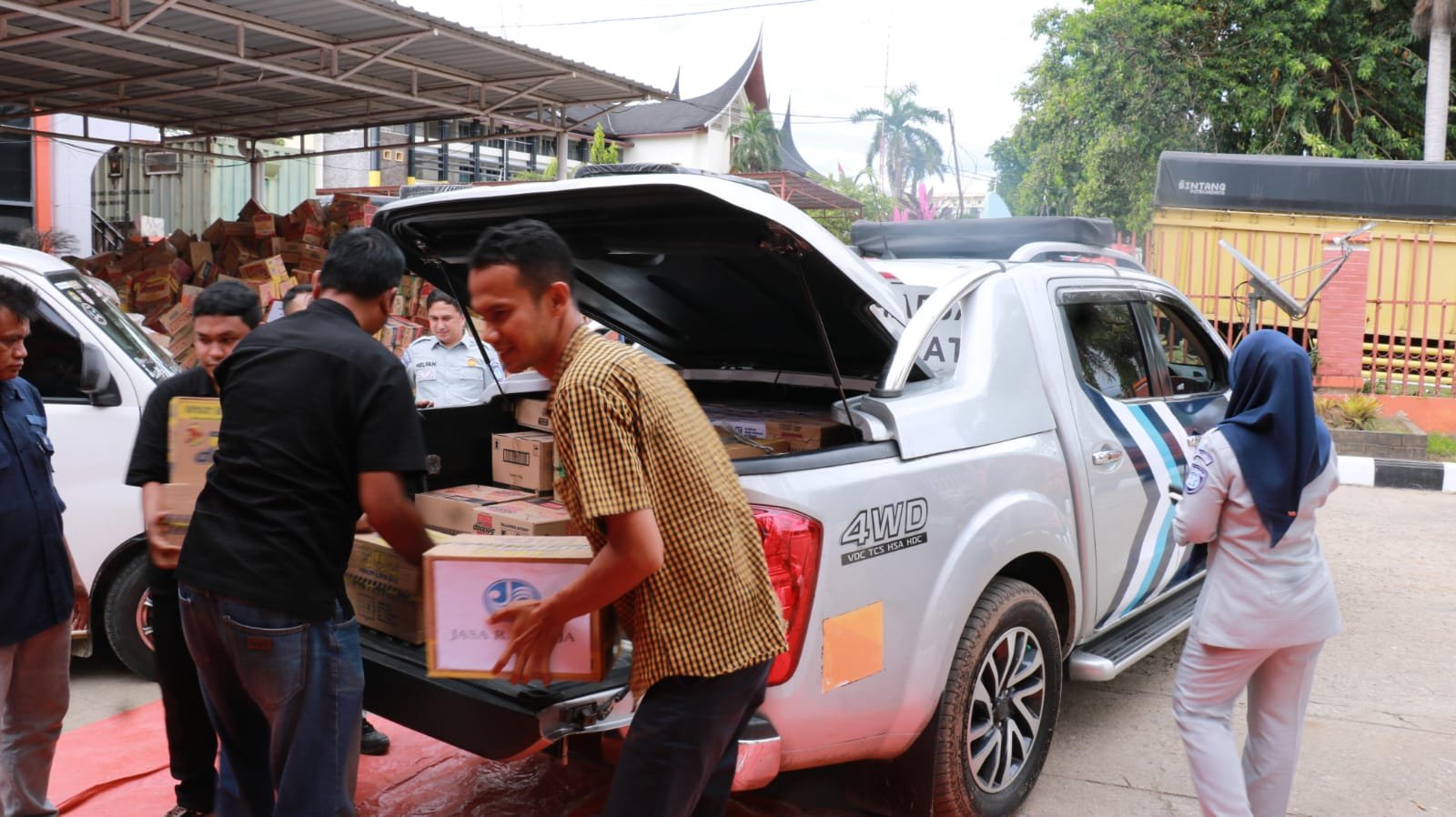 Jasa Raharja dan Ditlantas Polda Sumbar Distribusikan Bantuan Sosial untuk Korban Banjir Bandang Lubuk Minturun