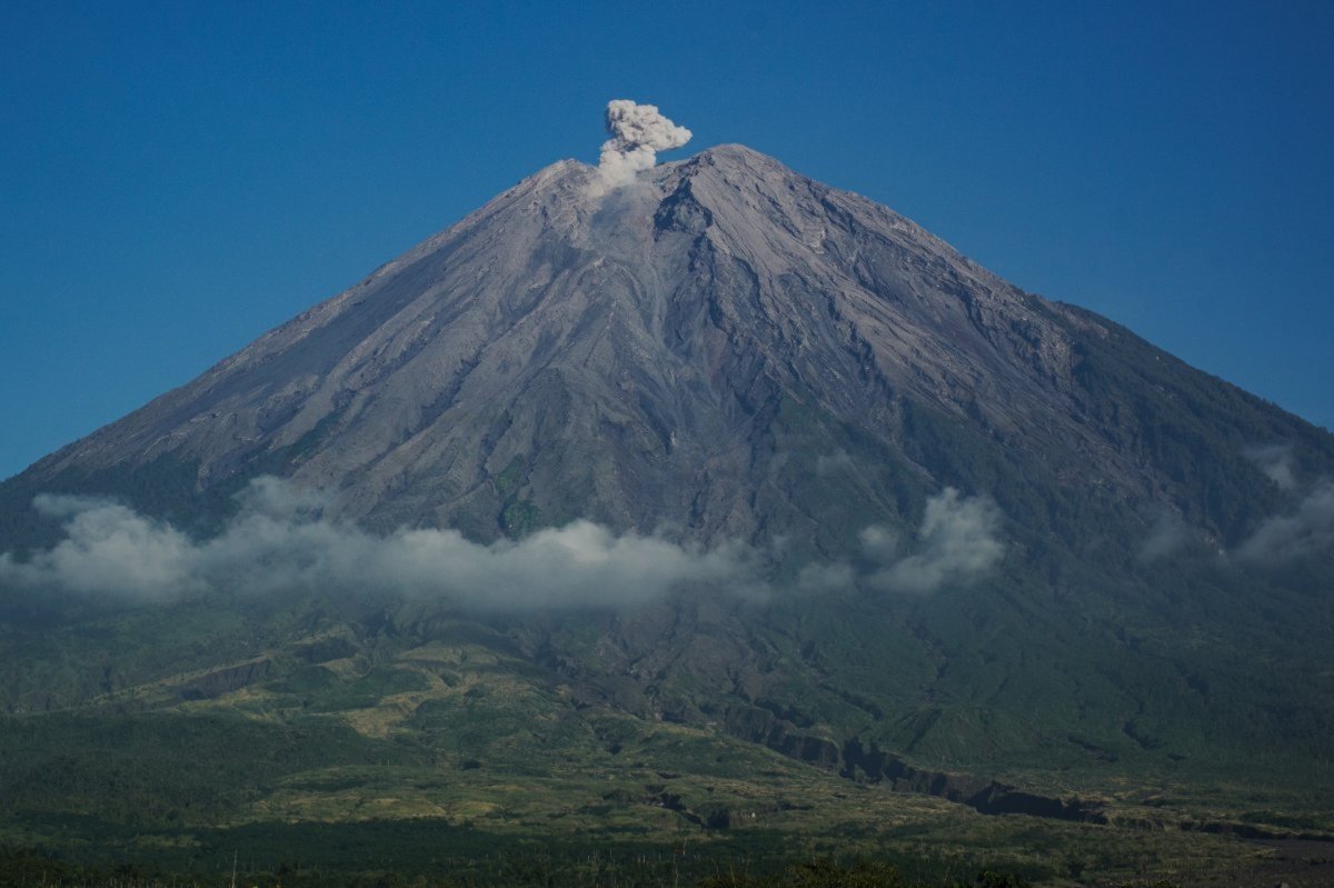 Gunung Semeru Erupsi Pagi Ini: Kolom Abu 900 Meter, Warga Diminta Waspada