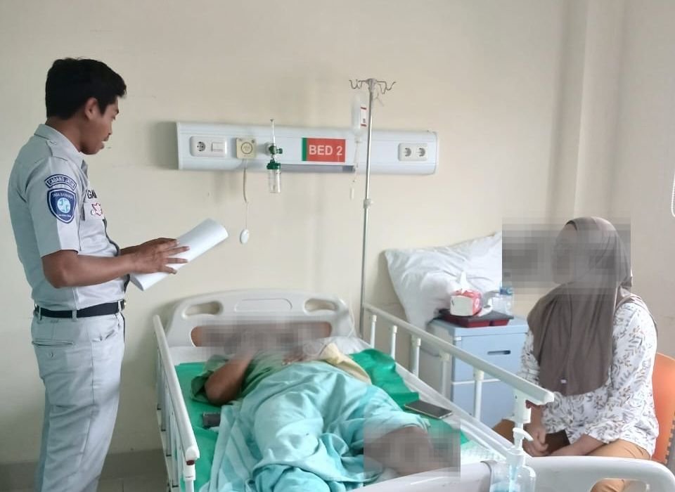 Kunjungan Jemput Bola, Jasa Rharja Cabang Malang Serahkan Santunan di Rumah Sakit Wava Husada