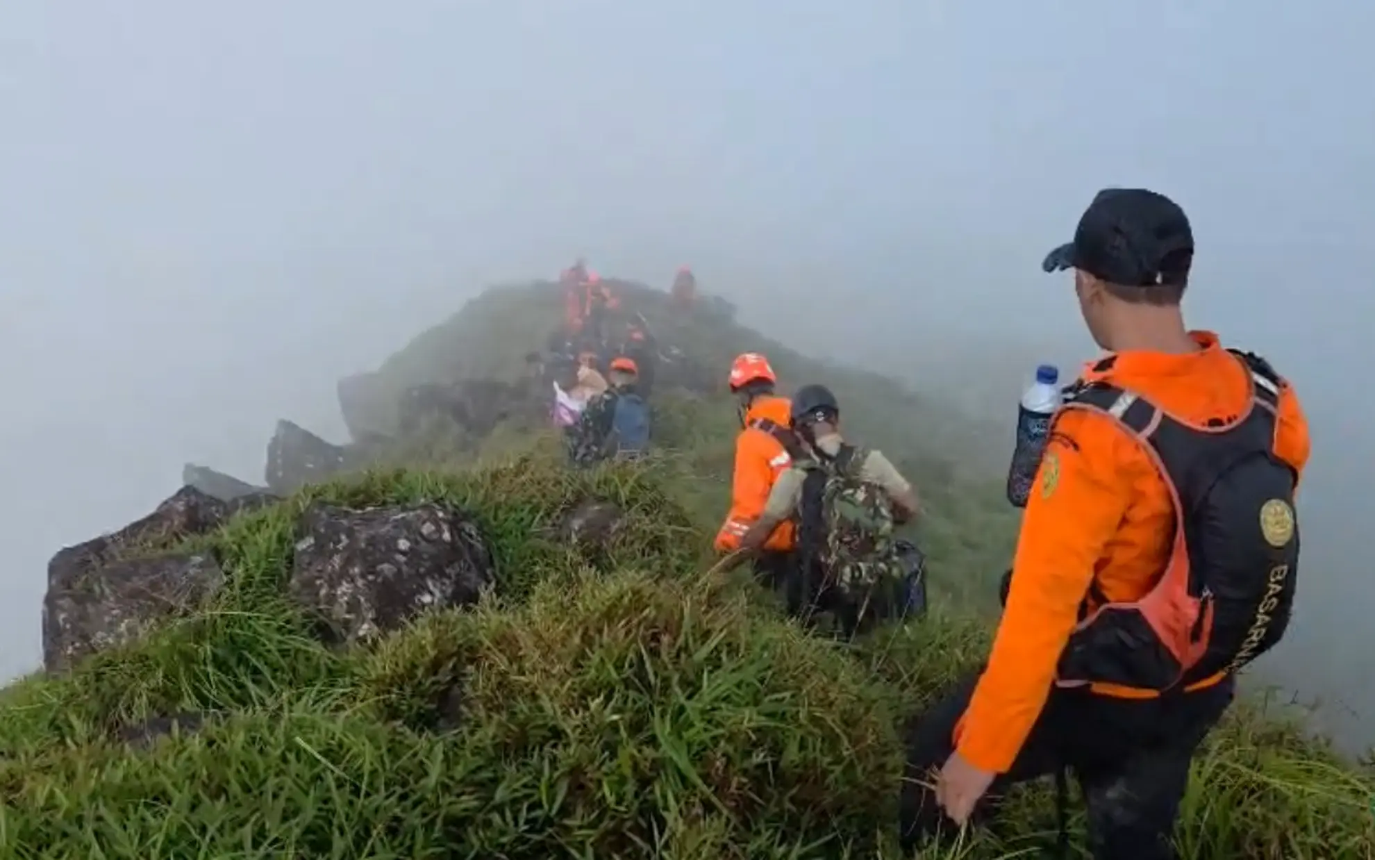 Cuaca Buruk Hambat Evakuasi, Tim SAR Dirikan Tenda di Bulusaraung