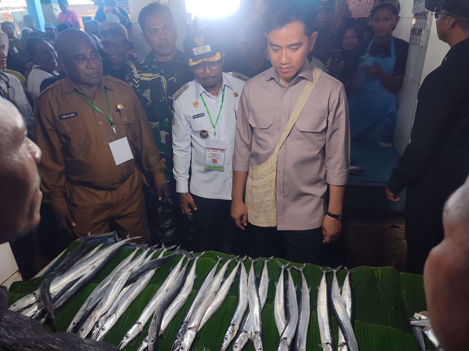 Wapres Gibran Blusukan ke Pasar Ikan Biak, Pedagang dan Warga Antusias