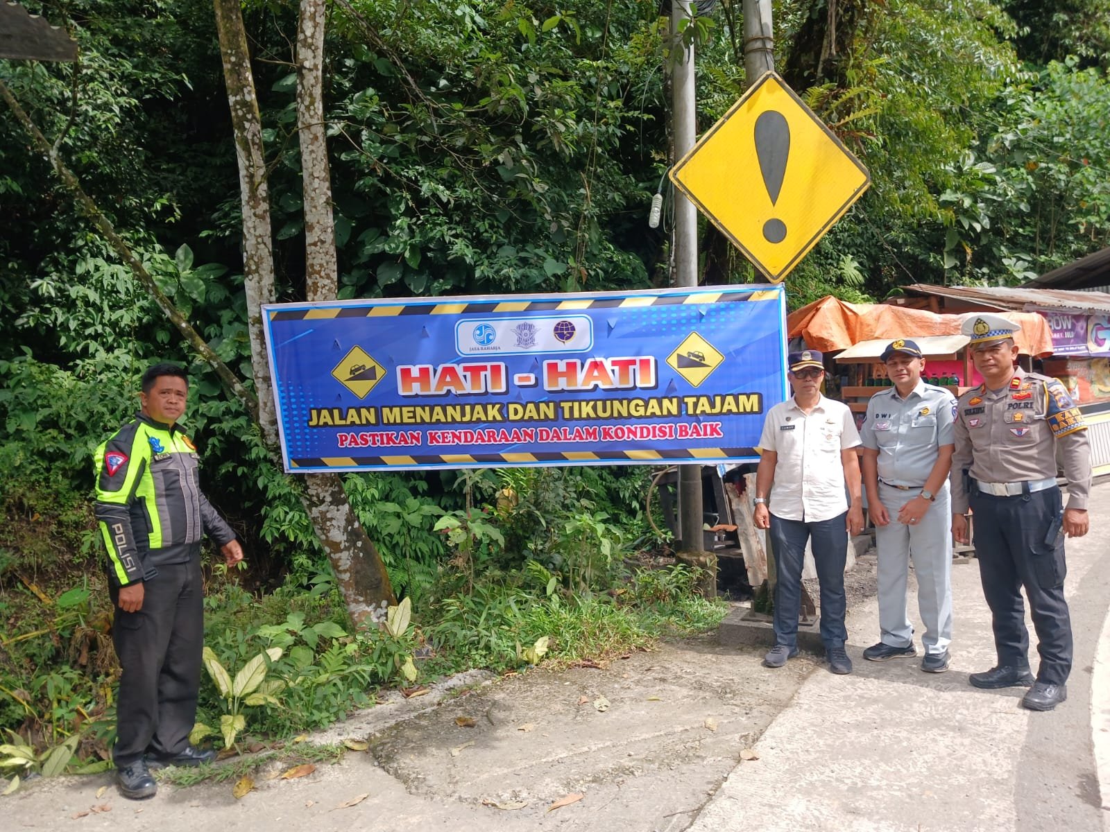 Pasang Spanduk Keselamatan di Sitinjau Lauik, Jasa Raharja Sumbar Perkuat Upaya Pencegahan Kecelakaan di Jalur Rawan