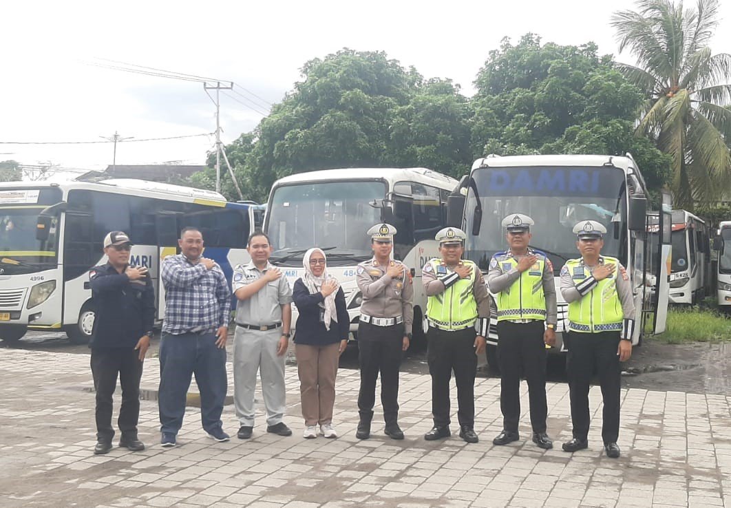 Pastikan Perlindungan dan Keselamatan Penumpang Angkutan Umum, Jasa Raharja NTB bersama Satlantas Polresta Mataram Kunjungi DAMRI