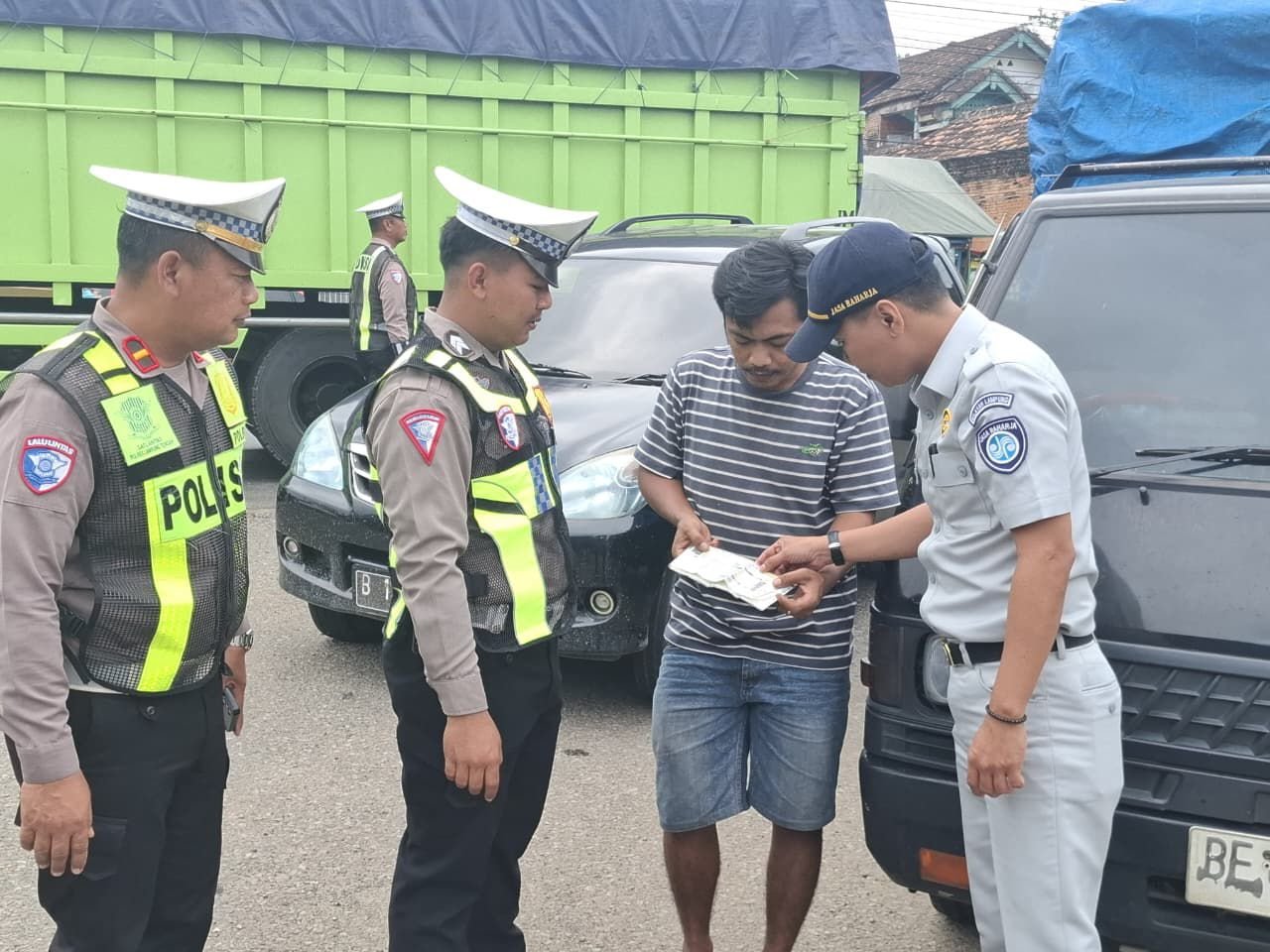 Jasa Raharja Perkuat Sinergi Keselamatan Melalui Razia Gabungan di Lampung Tengah