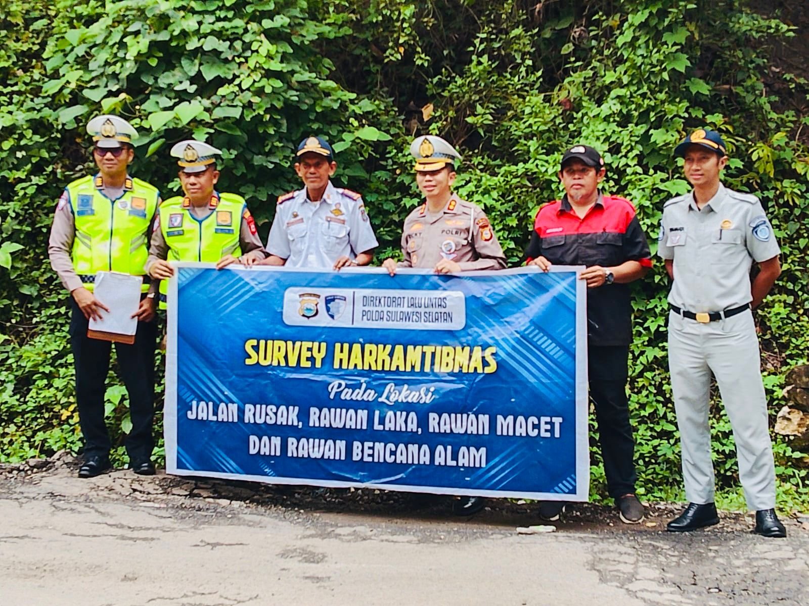 Sinergi Kamseltibcarlantas, Jasa Raharja Cabang Parepare Dampingi Tim Subdit Kamsel Polda Sulawesi Selatan Tinjau Jalan Rusak dan Rawan Laka di Wilayah Hukum Polres Enrekang