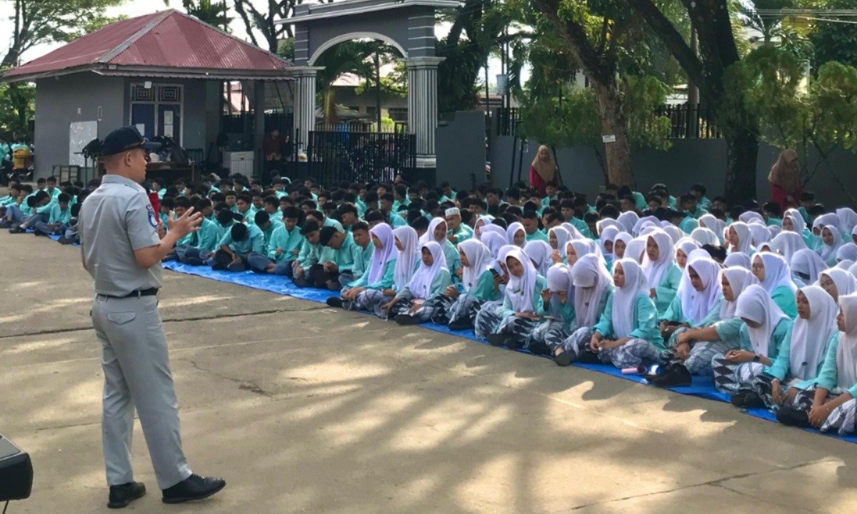 Jasa Raharja Sumbar dan Ditlantas Polda Edukasi Siswa SMAN 6 Padang, Tanamkan Budaya Tertib Berlalu Lintas Sejak Dini