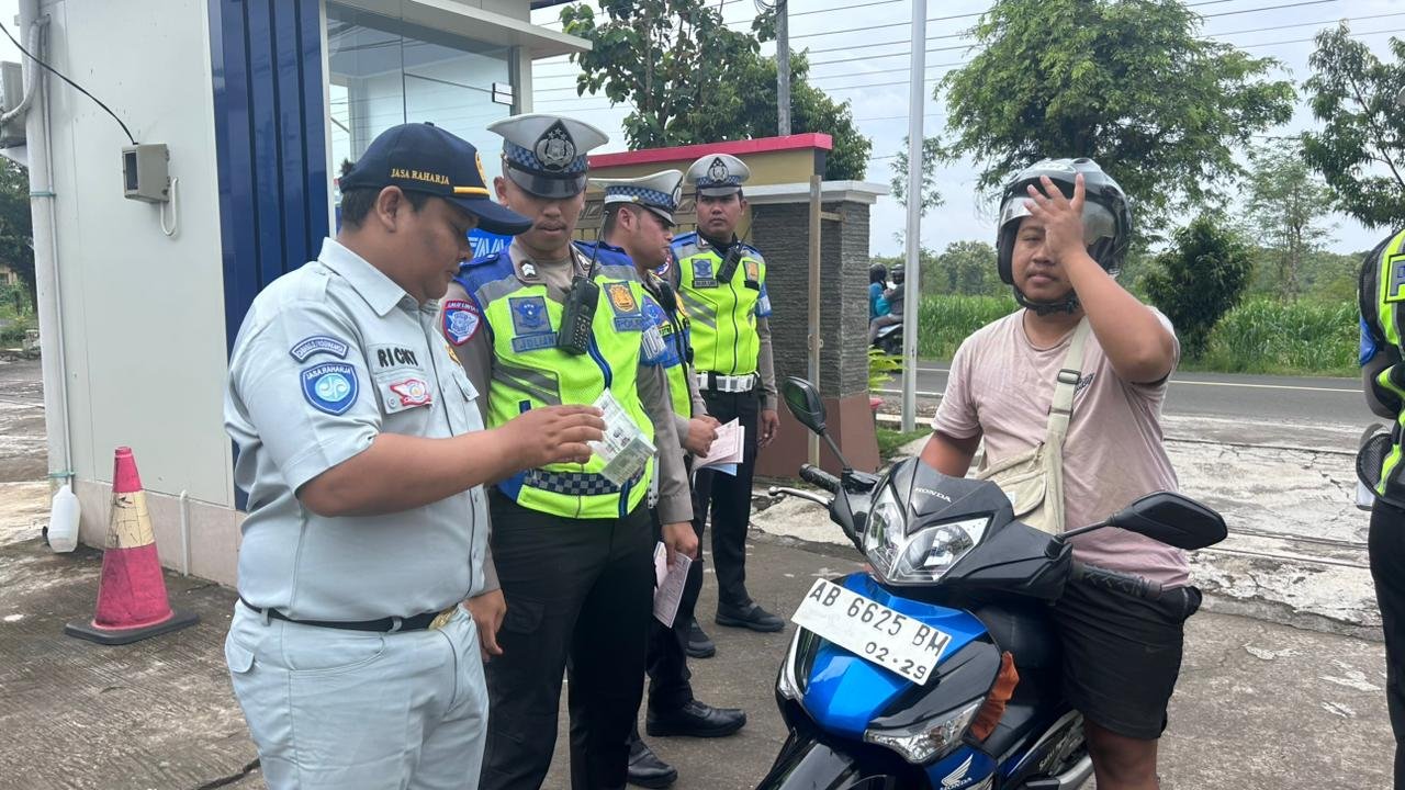 Operasi Gabungan Gunungkidul, Puluhan Kendaraan Ditegur Demi Tingkatkan Kepatuhan Pajak dan SWDKLLJ 