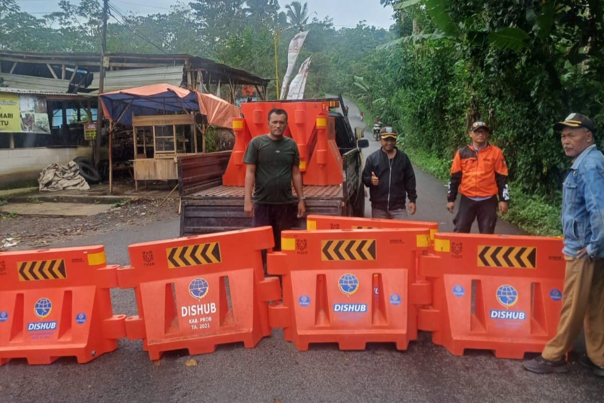 BPBD Probolinggo Tutup Akses Mobil di Desa Segaran Pascatelongsor