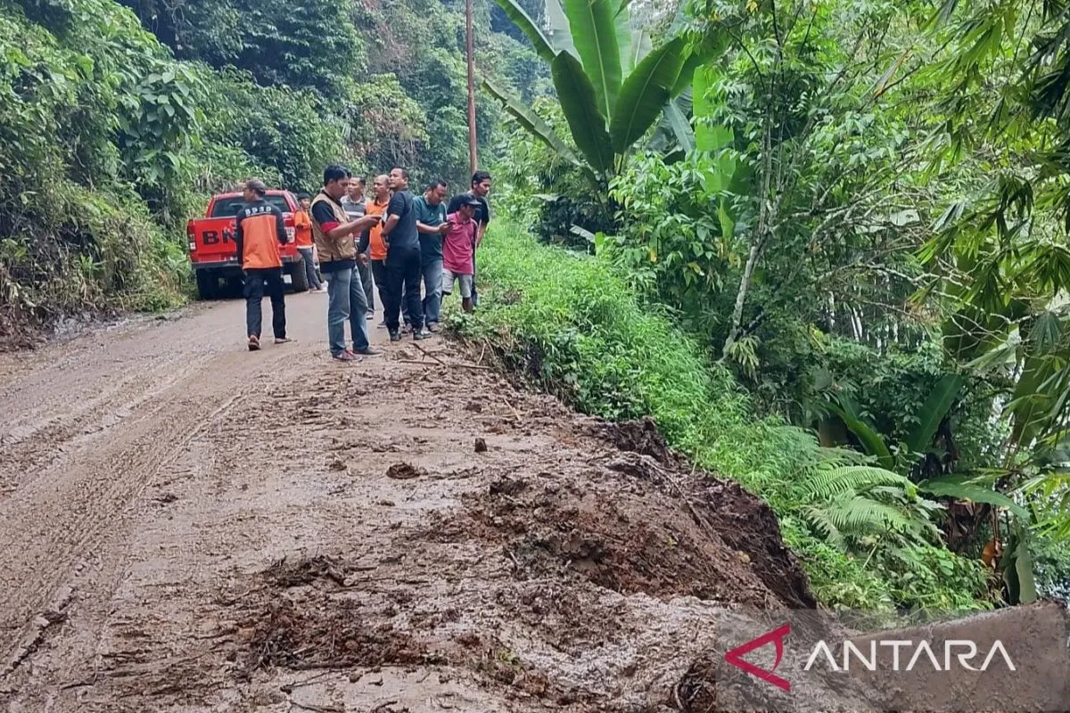 Jalan Desa Gunung Meraksa Kembali Normal Setelah Longsor, BPBD OKU Turun Tangan