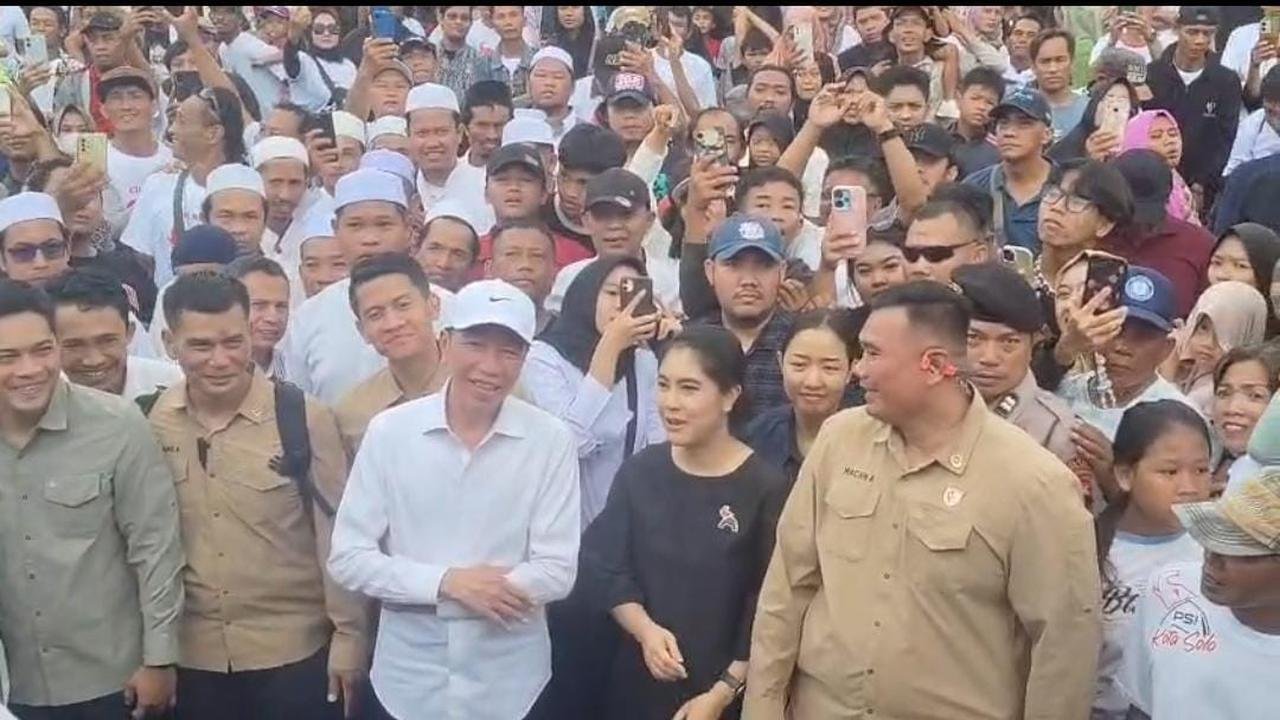 Jokowi Hadiri Kirab Budaya PSI di Tegal, Dukung UMKM dan Seniman Lokal