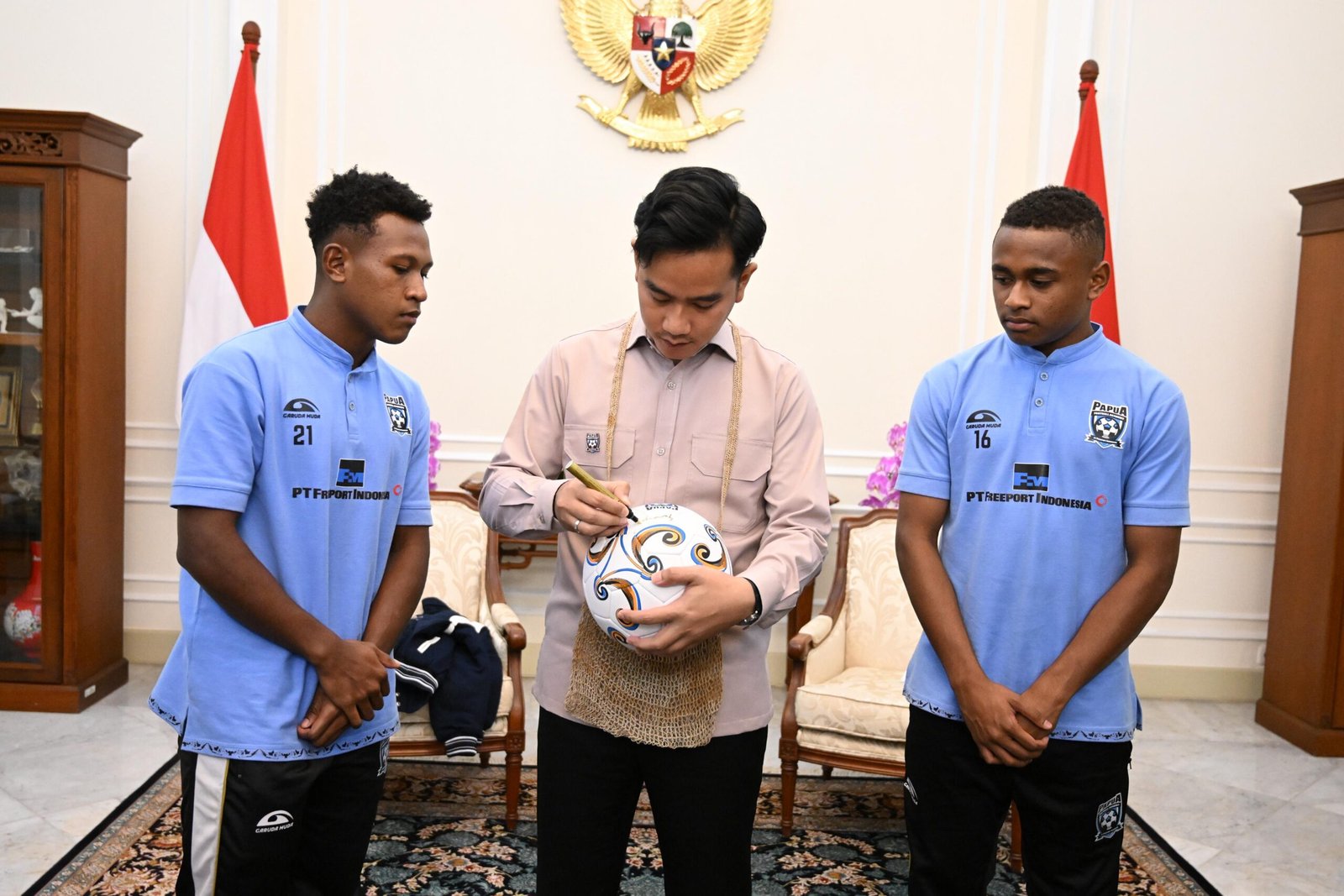 Wapres Gibran Beri Wejangan Atlet Papua yang Akan TC di Austria