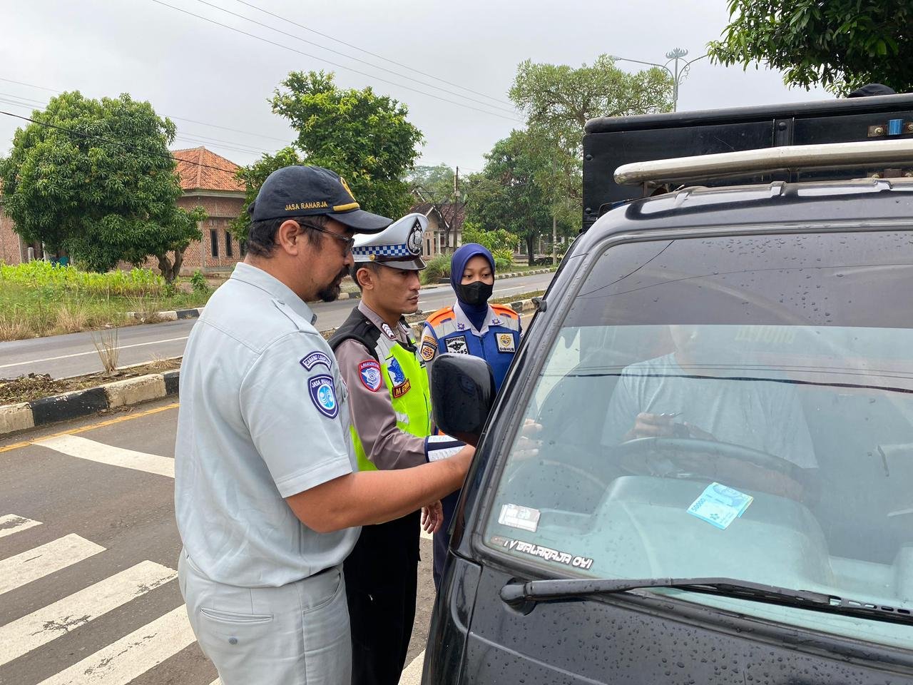 Penanggung Jawab Samsat Sukadana Gelar Operasi Gabungan di Jalur 2 Desa Negara Nabung