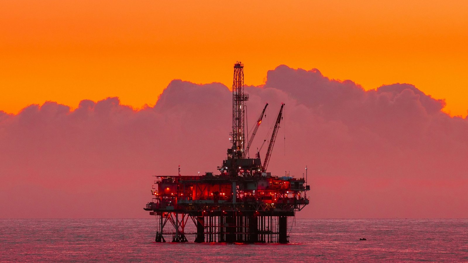 Pasar Minyak Terkoreksi, Brent Naik dan WTI Turun Akibat Stok AS