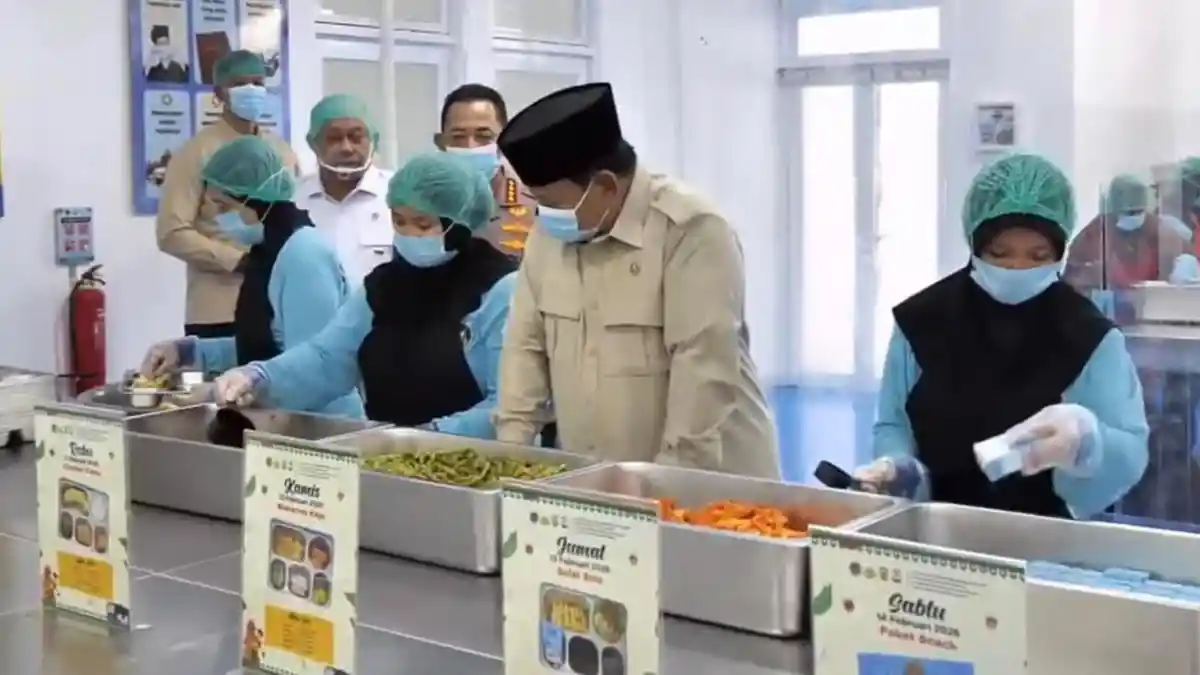 Kunjungi SPPG Polri, Prabowo Soroti Penyajian Hangat Program Makan Bergizi Gratis
