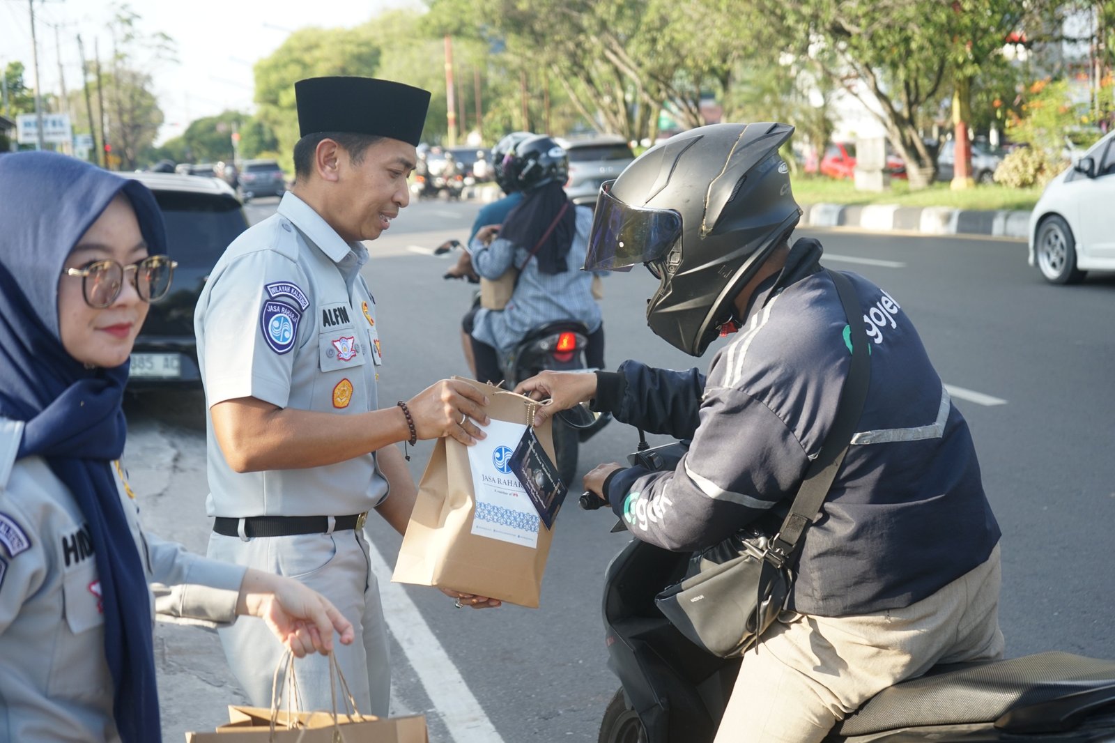 Jasa Raharja Kalteng Berbagi Takjil, Tebar Jejak Kebaikan Ramadan bagi Pengguna Jalan