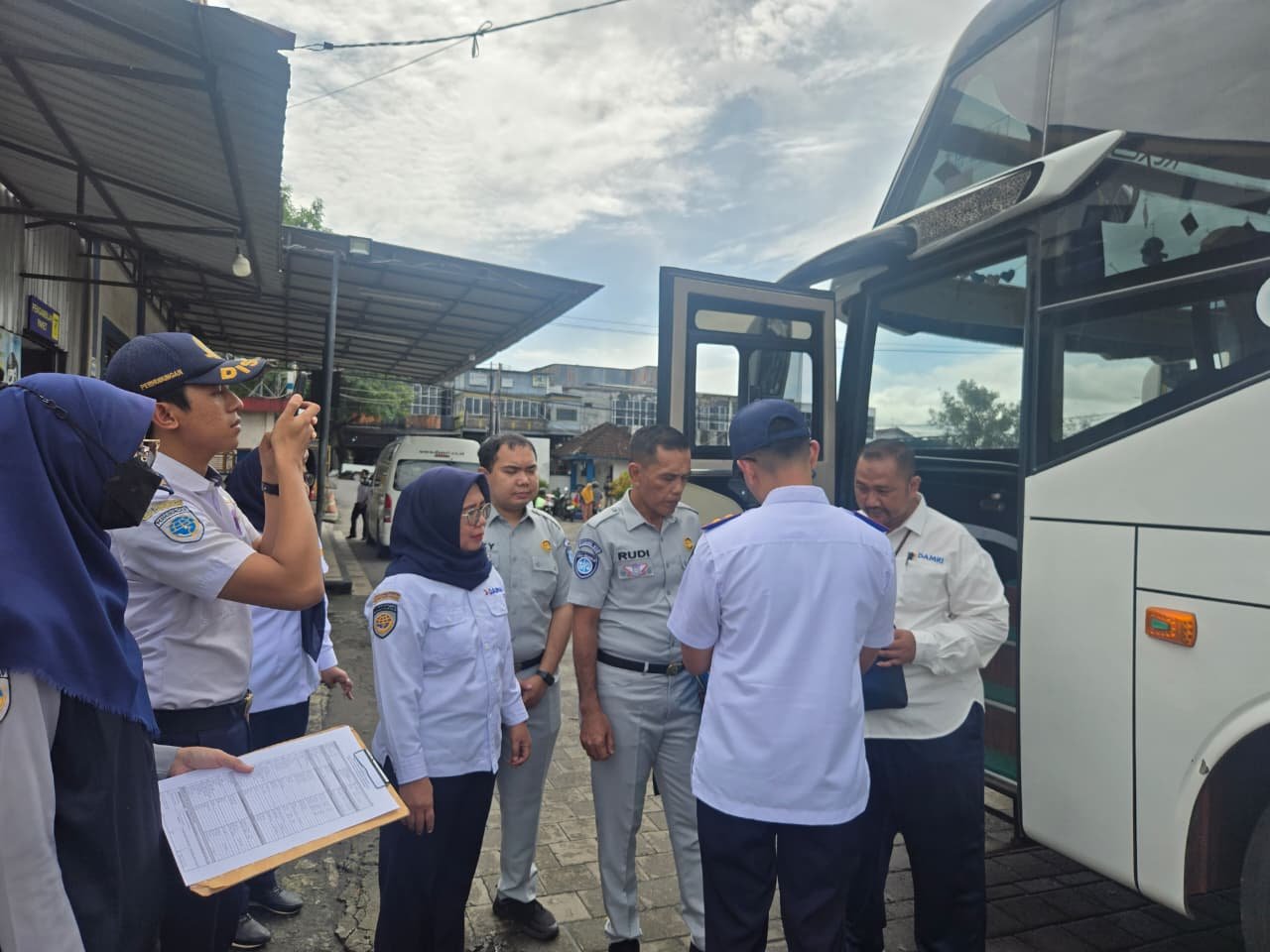 Sinergi Keselamatan Transportasi, Jasa Raharja NTB Bersama Dishub Provinsi NTB Laksanakan Ramp Check di Pool DAMRI
