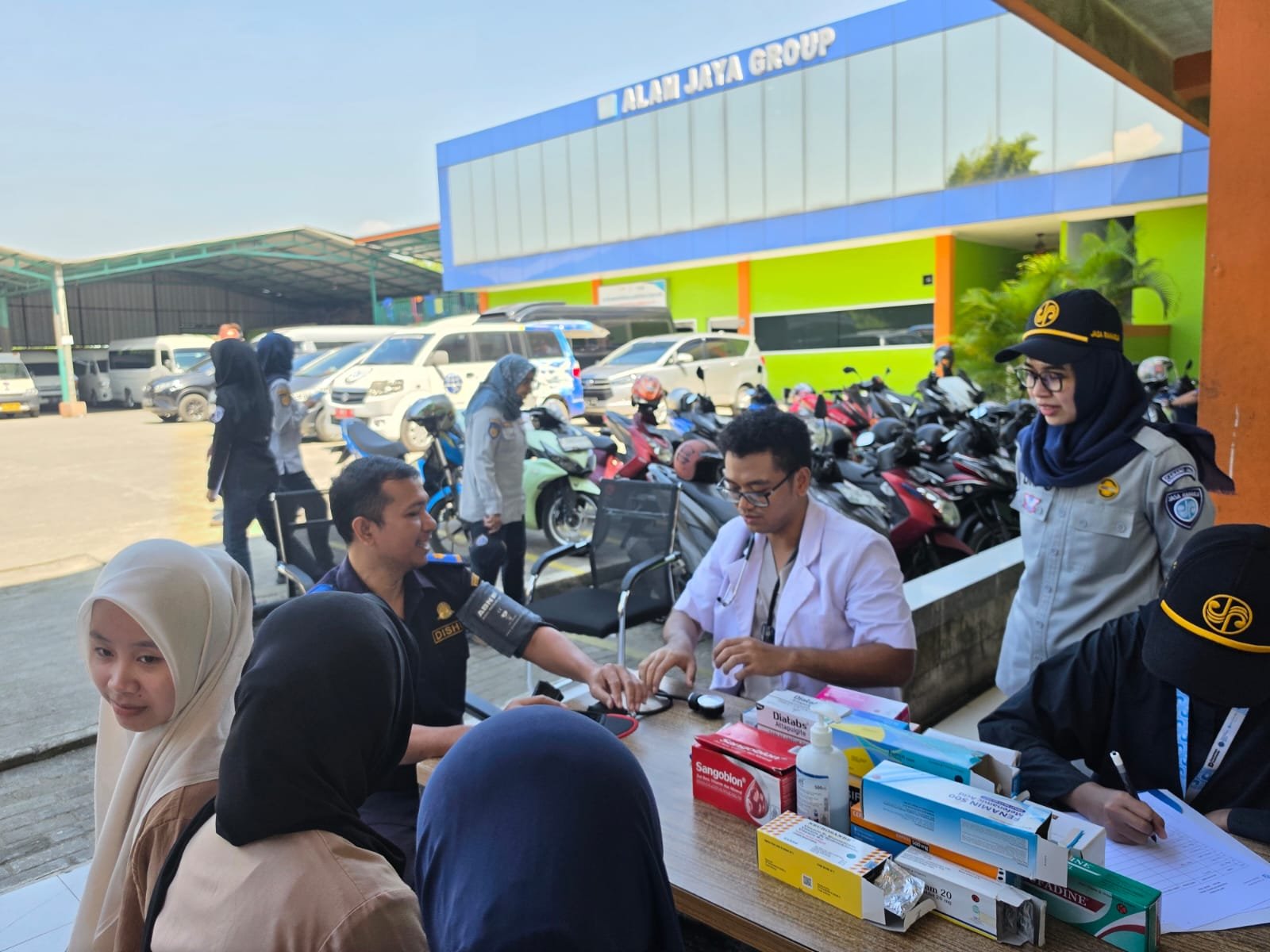 Peduli Kesehatan Pengemudi, Jasa Raharja Karawang Gelar Pengobatan Gratis di PO Alam Jaya