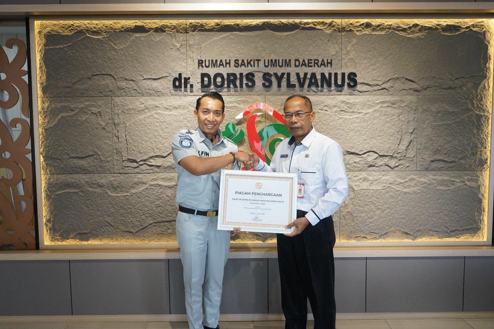 Dorong Layanan Responsif, Jasa Raharja Kalteng Beri Penghargaan Administrasi Medis Terbaik bagi RSUD Doris Sylvanus