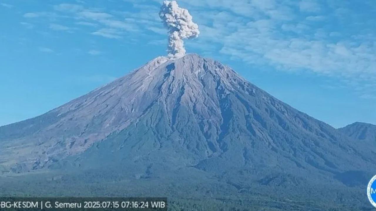Gunung Semeru Erupsi, Kolom Abu 400 Meter Arah Timur