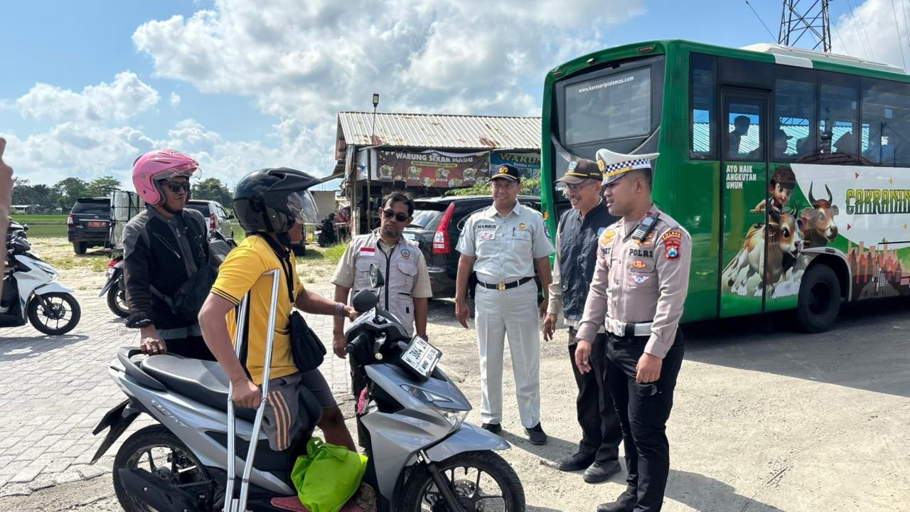 PJ Jasa Raharja Samsat Bangkalan Ikuti Operasi Gabungan dan Edukasi Keselamatan di Jl. Raya Tangkel Kabupaten Bangkalan