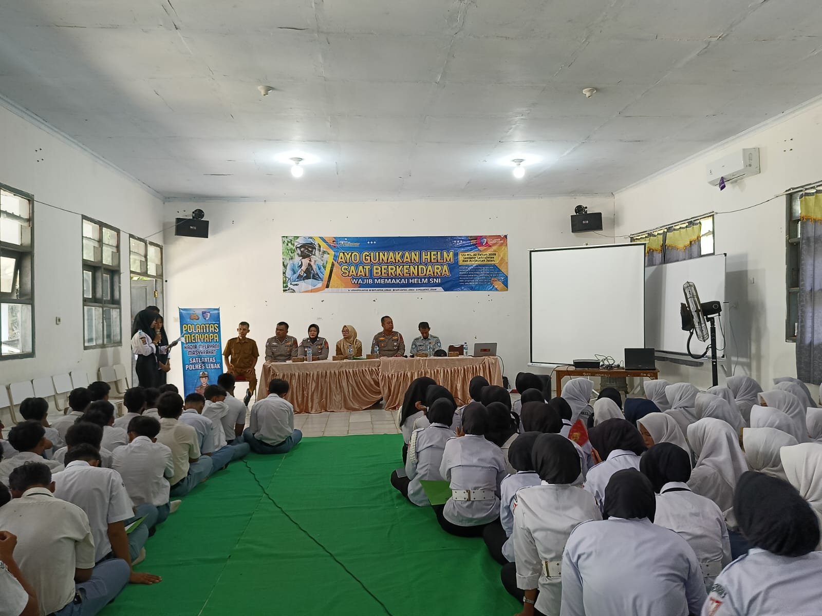 Jasa Raharja Bersama Satlantas Polres Lebak Gelar Penyuluhan Tertib Berkendara Dan Kepatuhan Pajak Kendaraan di SMKN 1 Cikulur