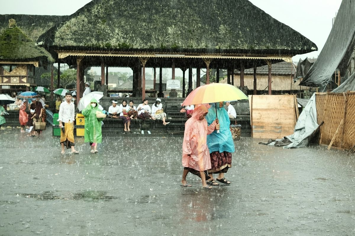 BMKG: Bibit Siklon 92S Masih Picu Cuaca Ekstrem di Sumatera dan Jawa