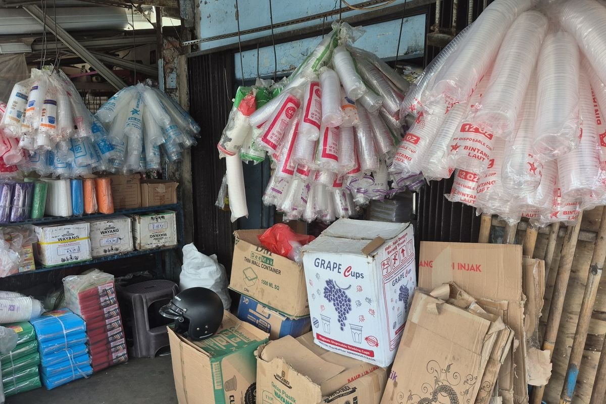 Harga Plastik Naik, Pedagang Kecil di Bekasi Tertekan
