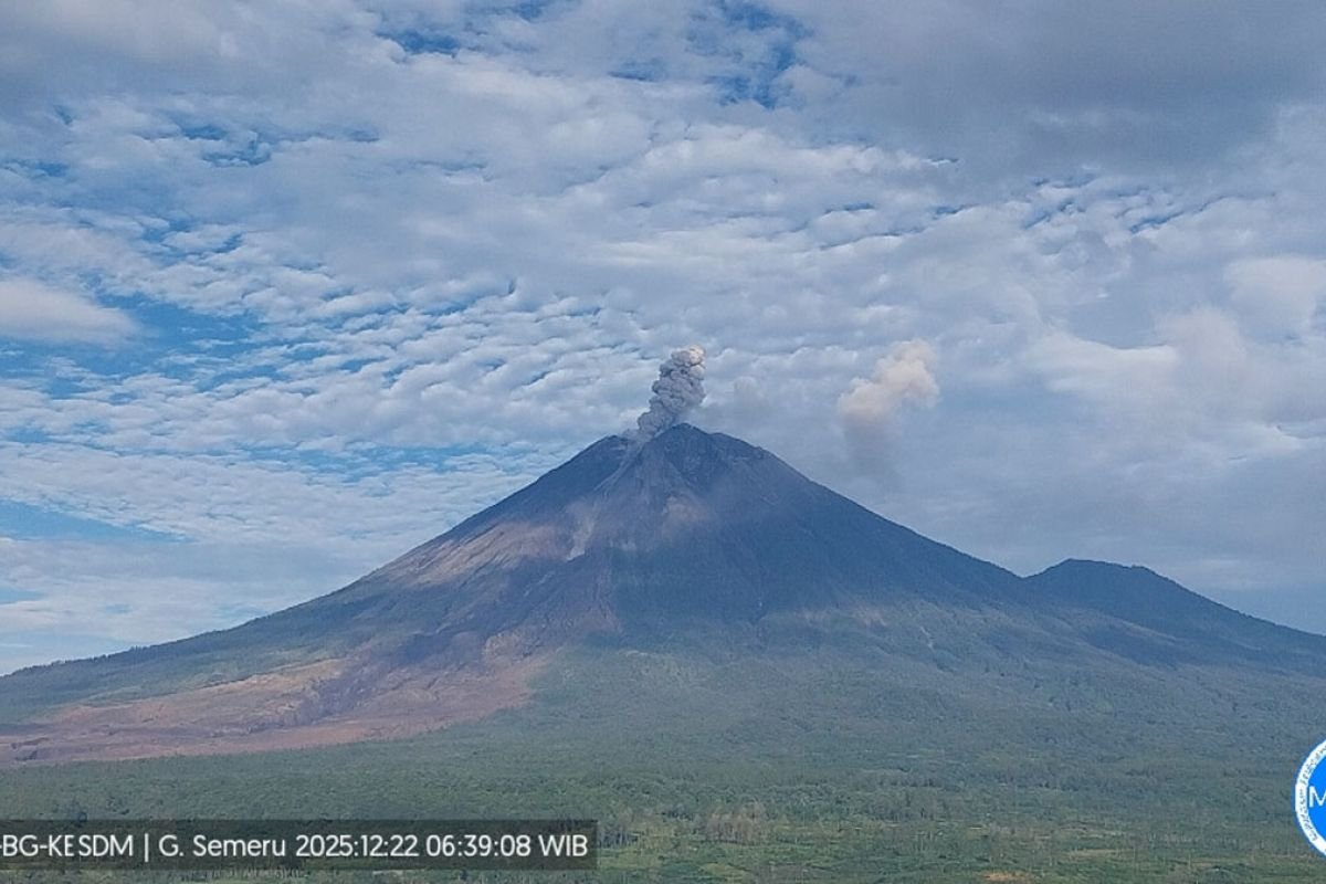 Gunung Semeru Erupsi Berulang, Warga Diminta Waspada Awan Panas