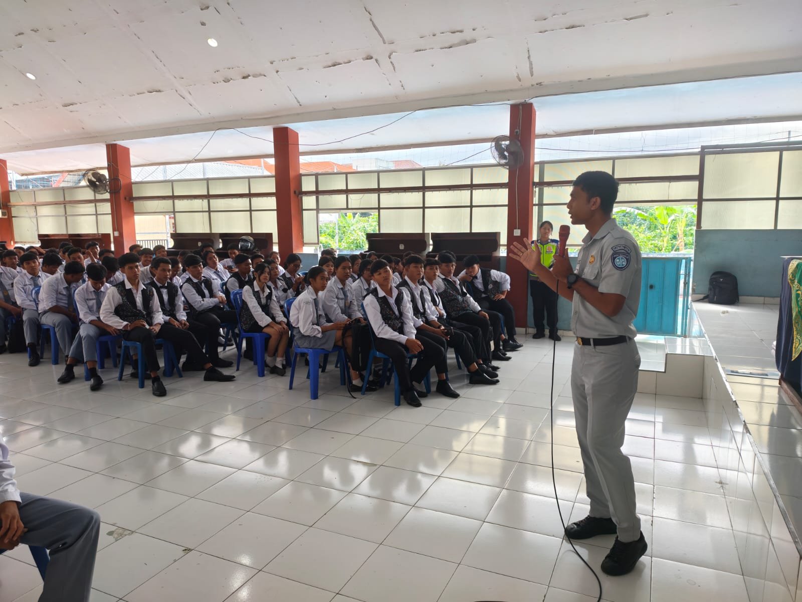 Samsat Gerai Dalung Sosialisasikan Program Gebyar Emas kepada Pelajar SMK Pariwisata Dalung