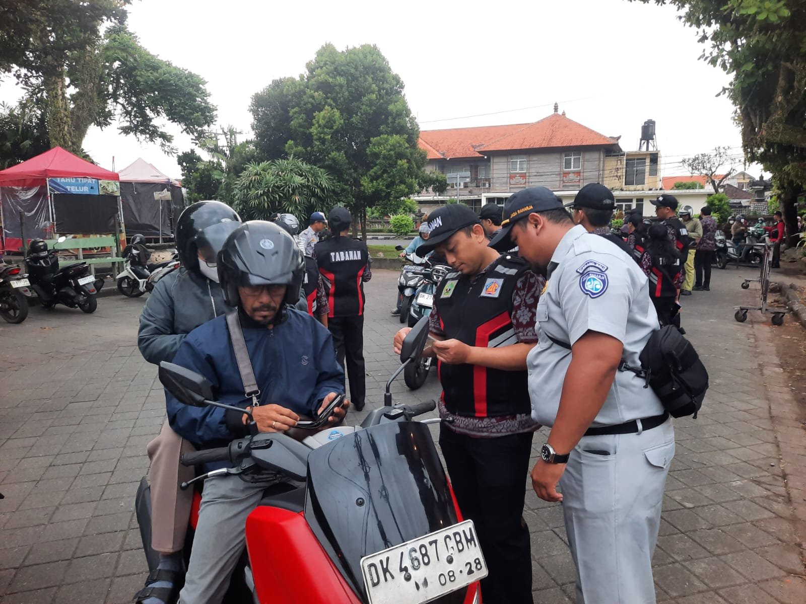 PT Jasa Raharja Kantor Wilayah Bali Bersama Tim Pembina Samsat Tabanan Gelar Operasi Gabungan di Tabanan