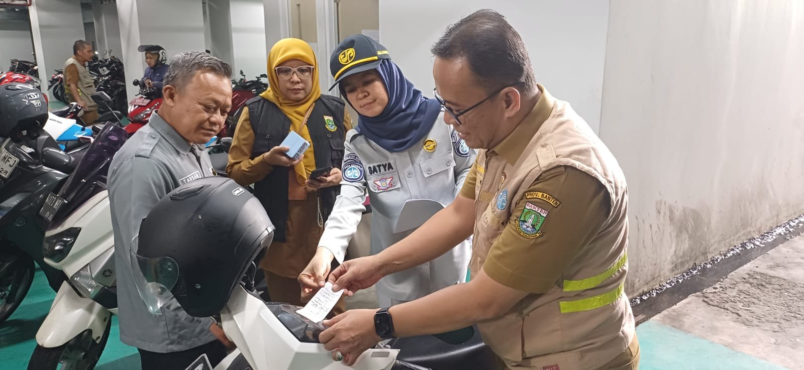 Jasa Raharja UPT Serpong Himbau Masyarakat Taat Pajak  Lakukan Pendataan Kendaraan di Kawasan Parkir Pemkot Tangerang Selatan