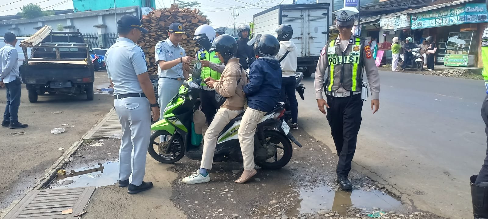 Tim Pembina Samsat dan Bapenda Kabupaten Sukabumi Kembali Gelar Pemeriksaan Pajak Kendaraan Bermotor di Kecamatan Cibadak