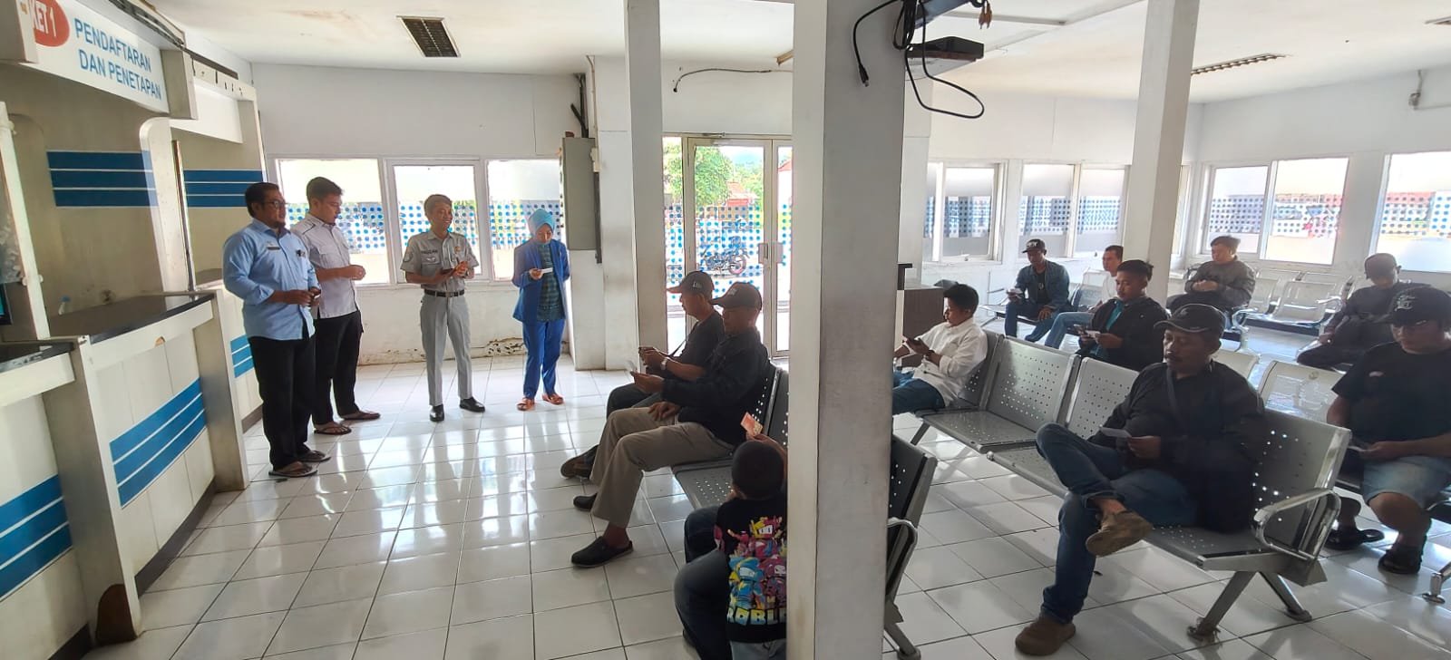Petugas Samsat Outlet Ciawi Bersama Tim Pembina Samsat Kabupaten Tasikmalaya Gelar Sosialisasi dan Pembagian Voucher bagi Wajib Pajak