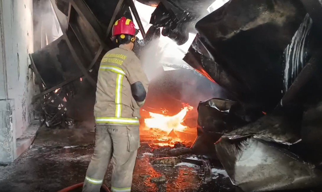 Dua Kebakaran Hebat Melanda Tangerang: Gudang Kayu Pamulang dan Pabrik Sosis Cikupa Dilalap Api