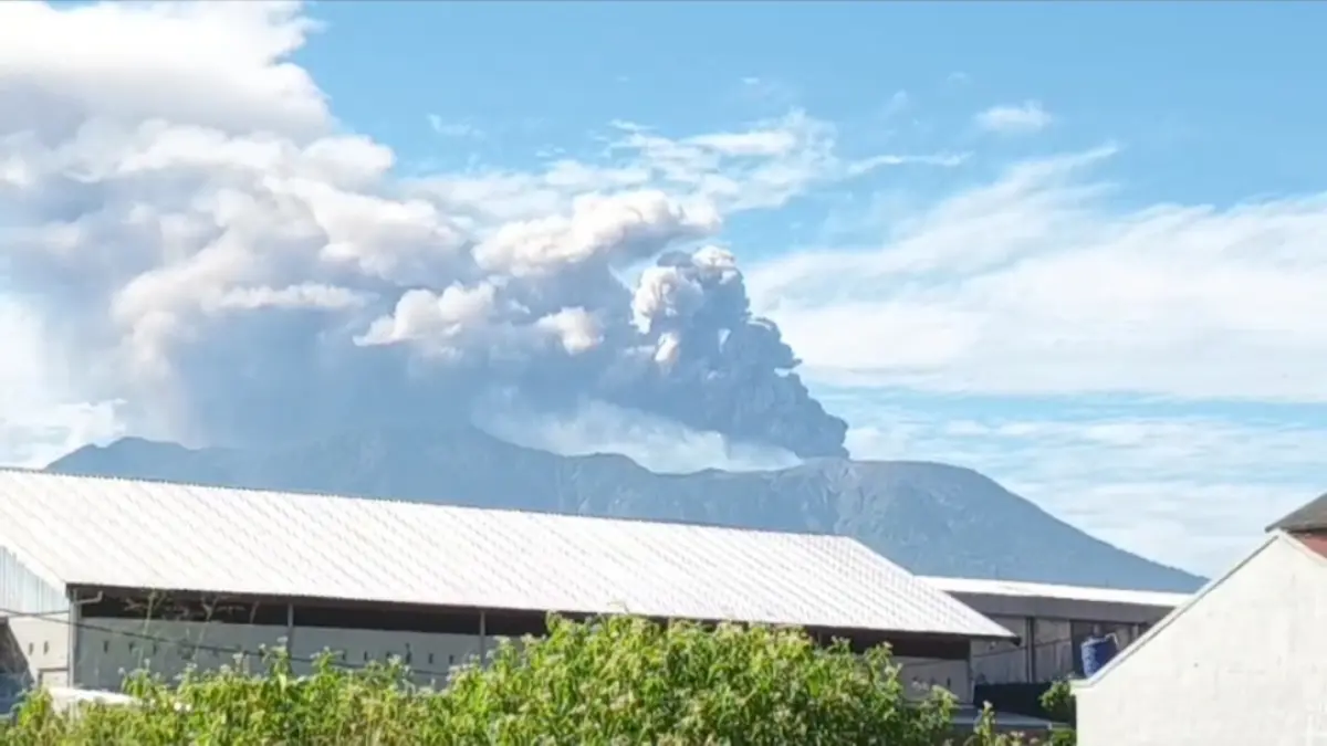 Gunung Marapi Semburkan Abu Vulkanik Setinggi 2.000 Meter