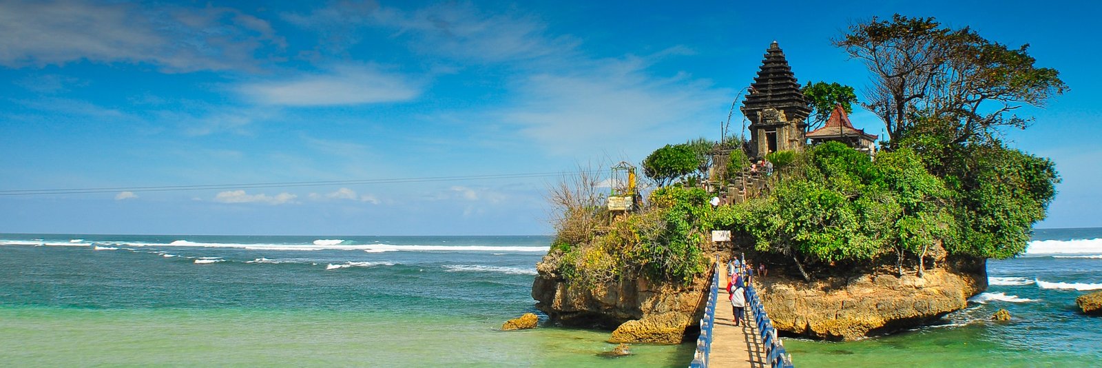 Hidden Gem Malang! Pantai Balekambang Tawarkan View Ala Tanah Lot