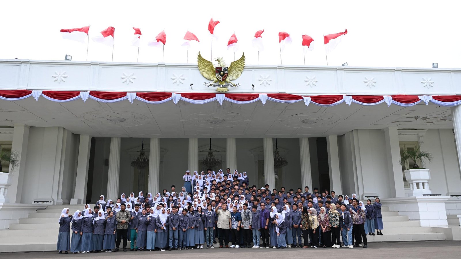 Pelajar Jawa Barat Terharu Bertemu Presiden di Istana Kepresidenan