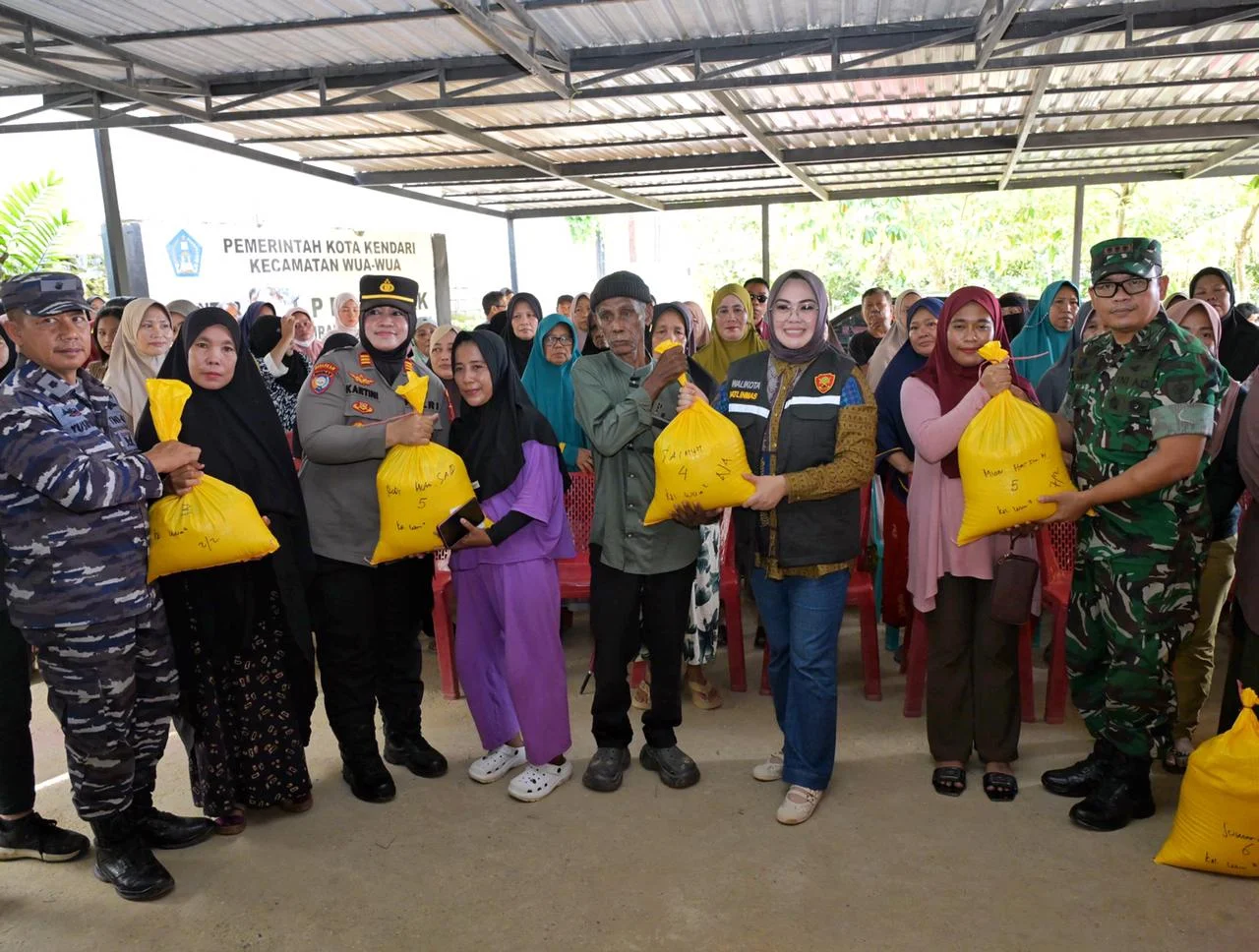 1.693 Warga Terdampak Banjir di Kendari Terima Bantuan Beras dan Minyak Goreng