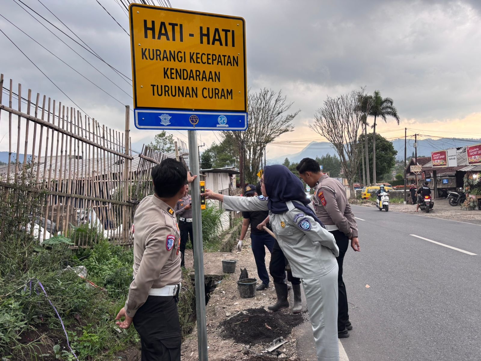 Tekan Angka Kecelakaan, Jasa Raharja Jabar Kolaborasi dengan Dishub KBB dan Polres Cimahi melalui FKLL dan Pemasangan Rambu