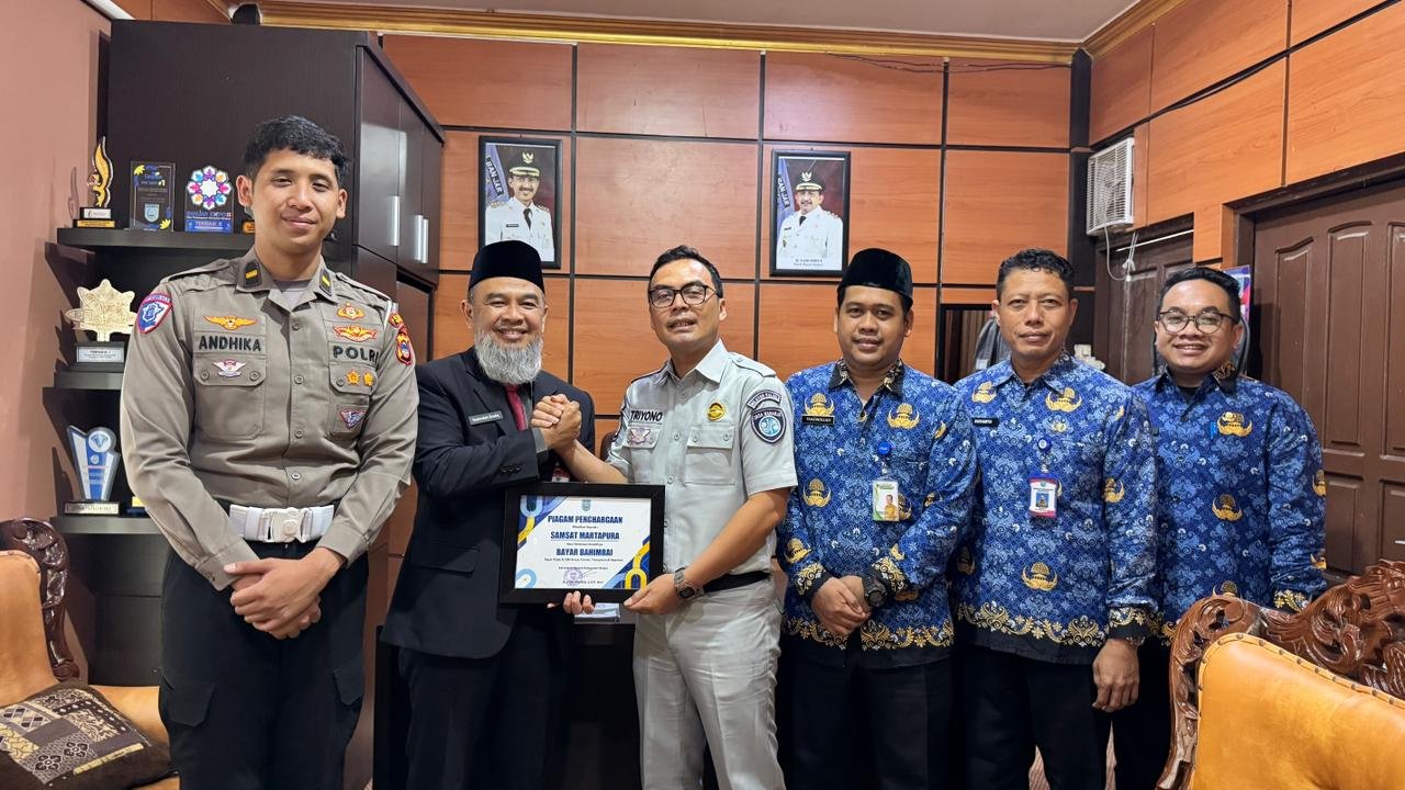 Tim Pembina Samsat Martapura Raih Penghargaan Inovasi Pembayaran Pajak di Kabupaten Banjar