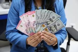 Rupiah Dibuka Menguat, Sentuh Level Rp17.696 per Dolar AS