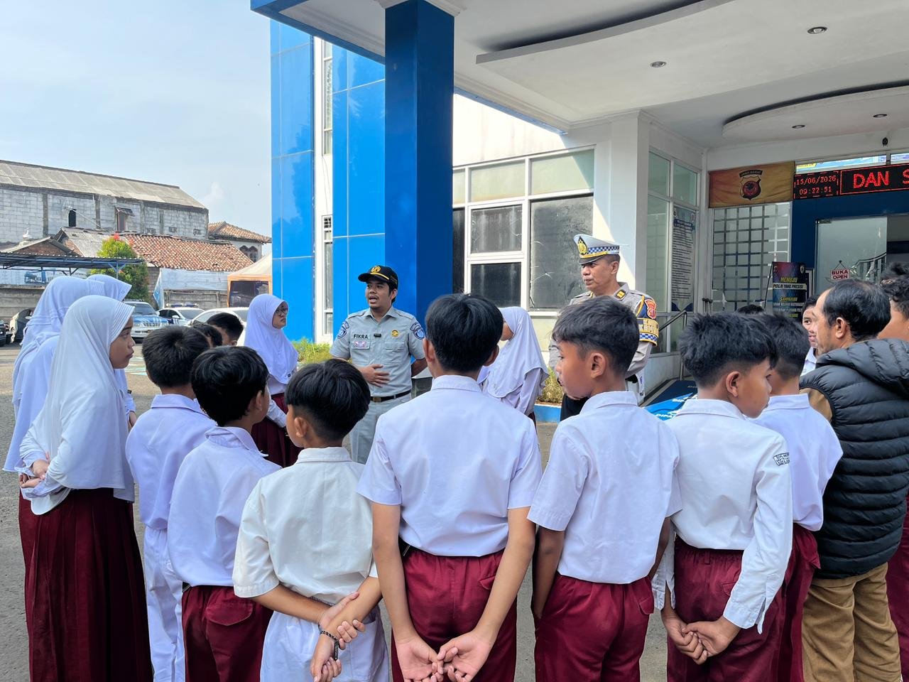 Jasa Raharja Cabang Sukabumi dan Satlantas Polres Sukabumi Kota Tanamkan Budaya Tertib Berlalu Lintas Sejak Dini Melalui Sosialisasi Kampung Tertib Lalu Lintas