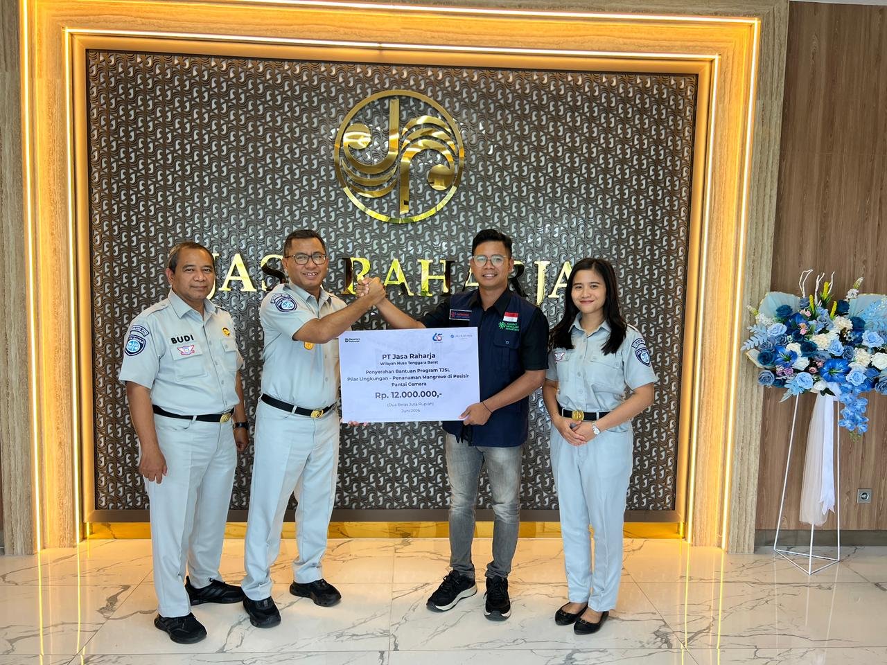 Jasa Raharja NTB Salurkan Bantuan TJSL Melalui Penanaman Mangrove di Pantai Cemara Lembar