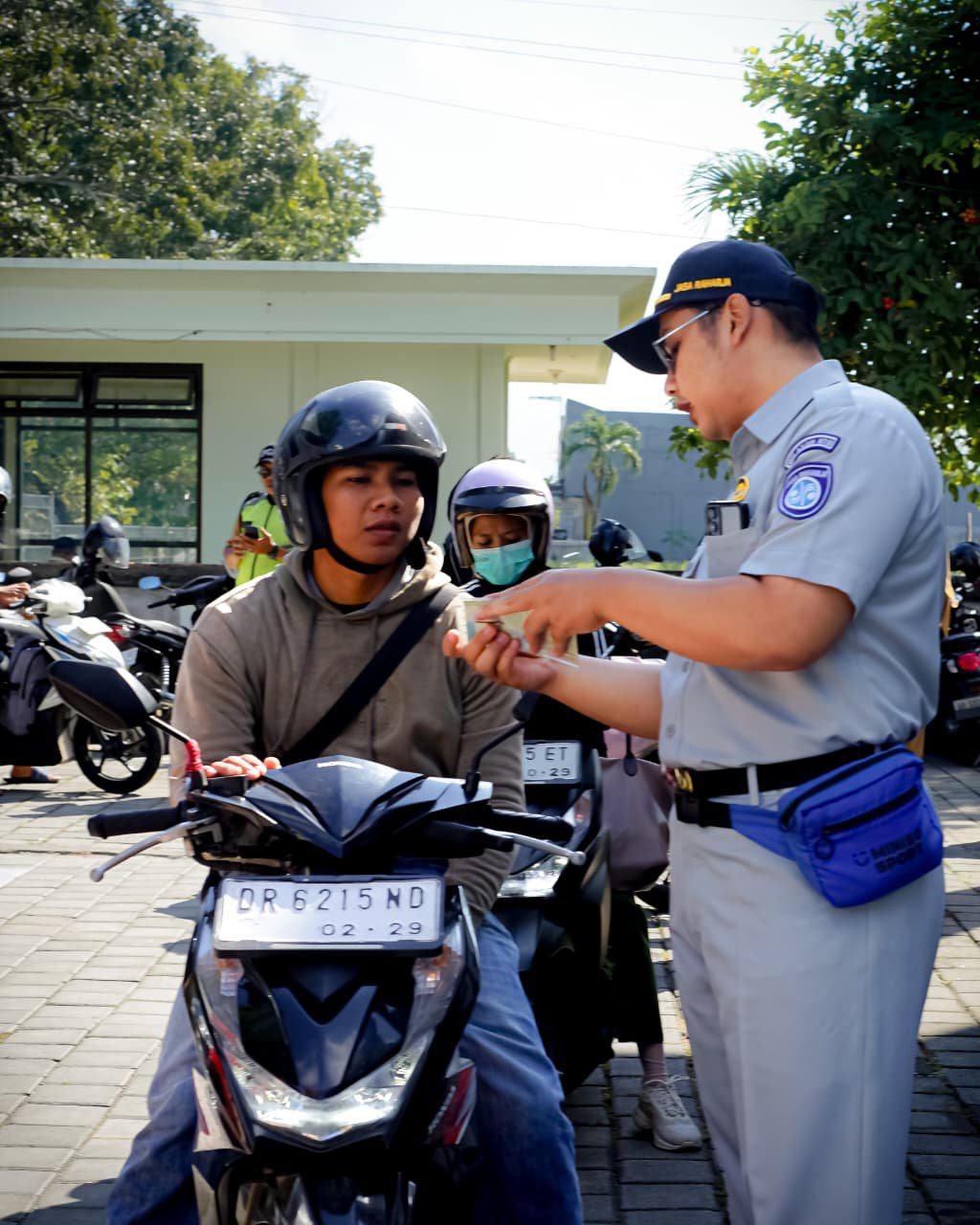Perkuat Kepatuhan Wajib Pajak, Jasa Raharja NTB Ikuti Operasi Gabungan di Mall Pelayanan Publik Lombok Barat