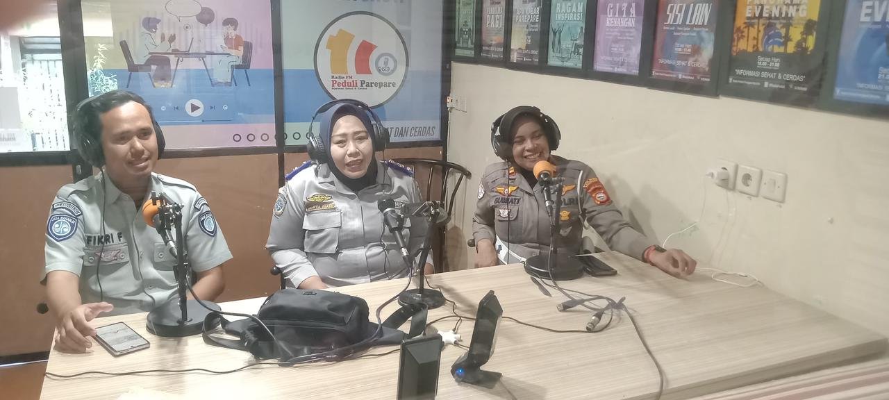 Melalui Talkshow Radio Peduli, PT Jasa Raharja Cabang Parepare Bersama Polres Parepare dan Dinas Perhubungan Parepare Ajak Masyarakat Berperan Aktif Mendukung Keamanan dan Keselamatan Lalu Lintas di Kota Parepare
