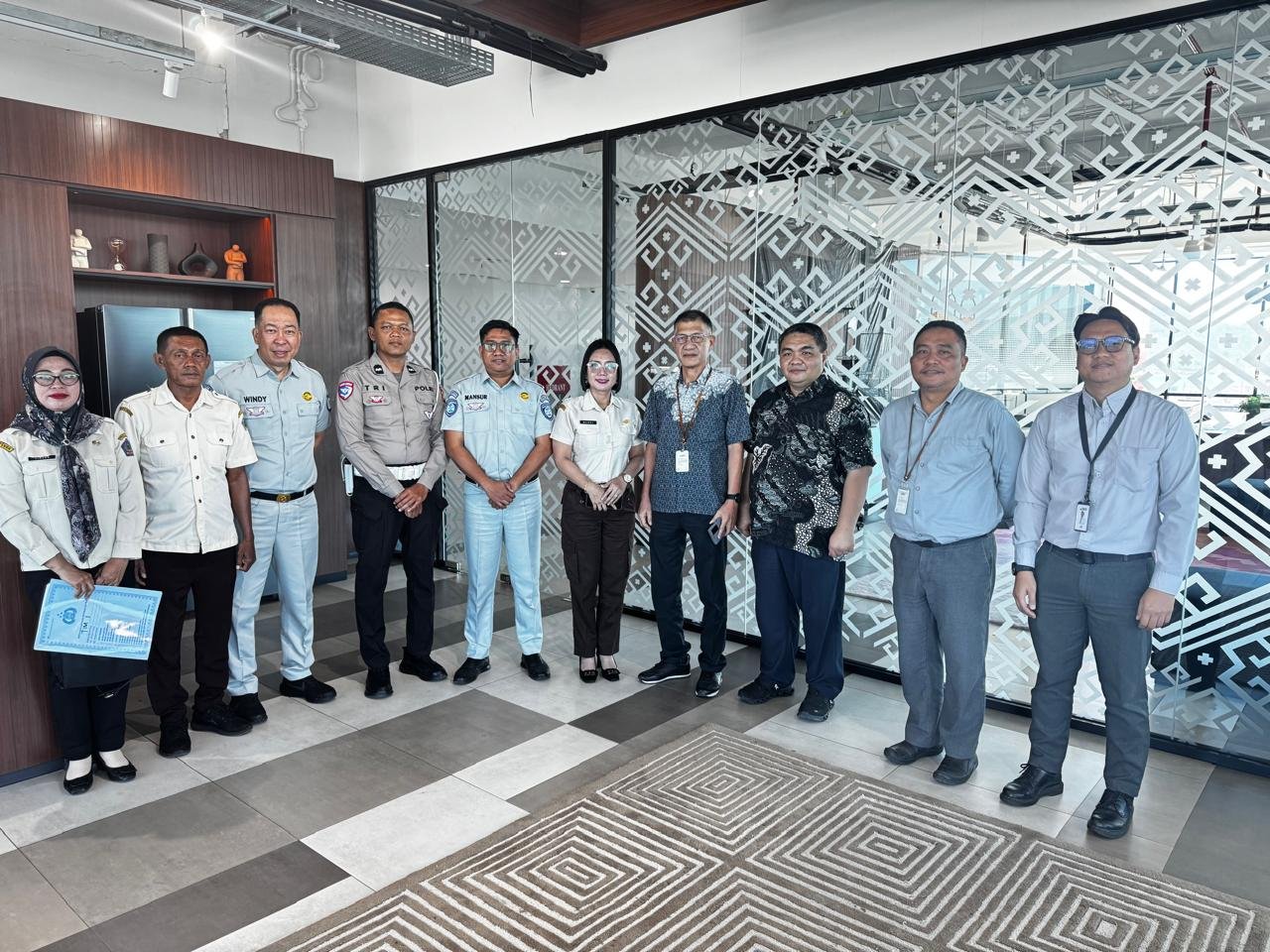 Tim Pembina Samsat Melaksanakan Program Penelusuran Tunggakan PKB dan SWDKLLJ ke Perusahaan-Perusahaan Yang Berada di Kota Manado