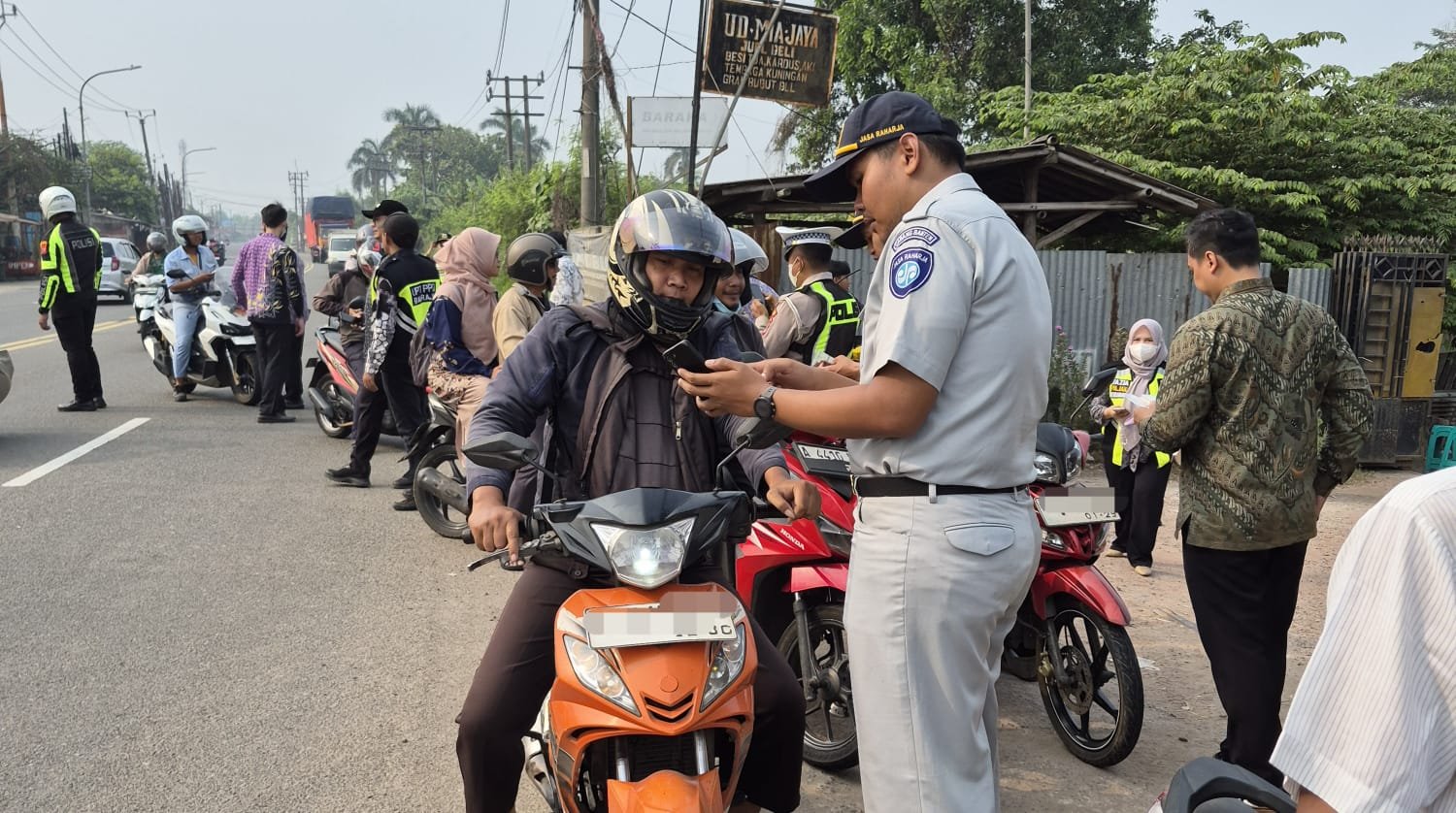 Dorong Kepatuhan Wajib Pajak Kendaraan Bermotor, Tim Pembina SAMSAT Balaraja Laksanakan Razia Gabungan