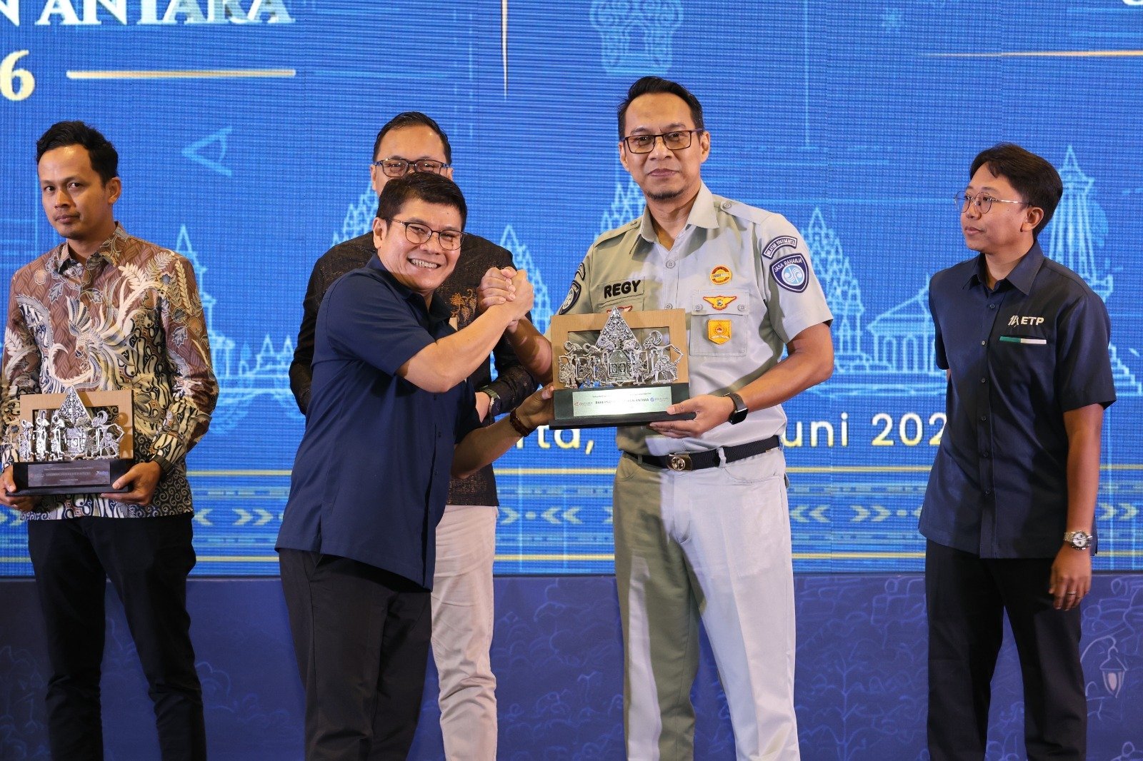 Jasa Raharja Raih Plakat Mitra Strategis ANTARA, Bukti Sinergi Kuat dalam Membangun Kepercayaan Publik